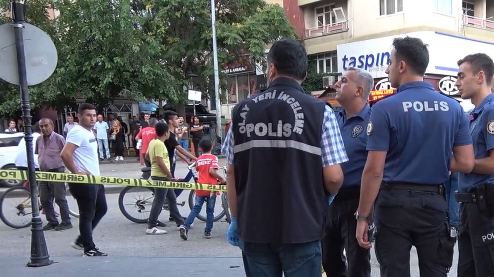 Eski eşini kızının gözü önünde bıçaklayarak öldürdü